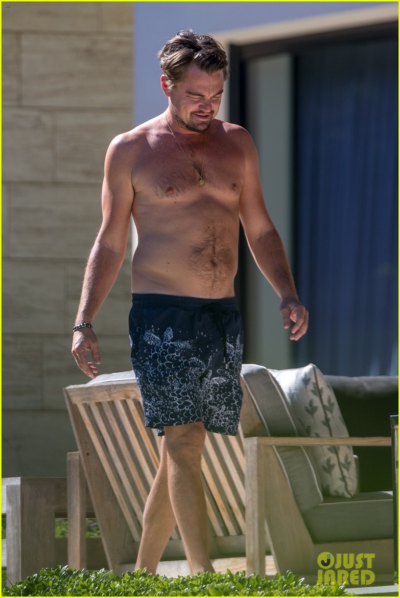 leo-dicaprio-goes-shirtless-on-vacation-with-kate-winslet-04